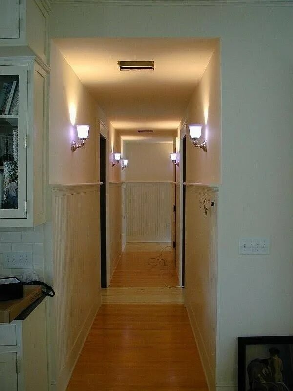 Поставь свет в коридоре. Подсветка в прихожей. Освещение в прихожей. Освещение в узком коридоре. Точечные светильники в прихожей.