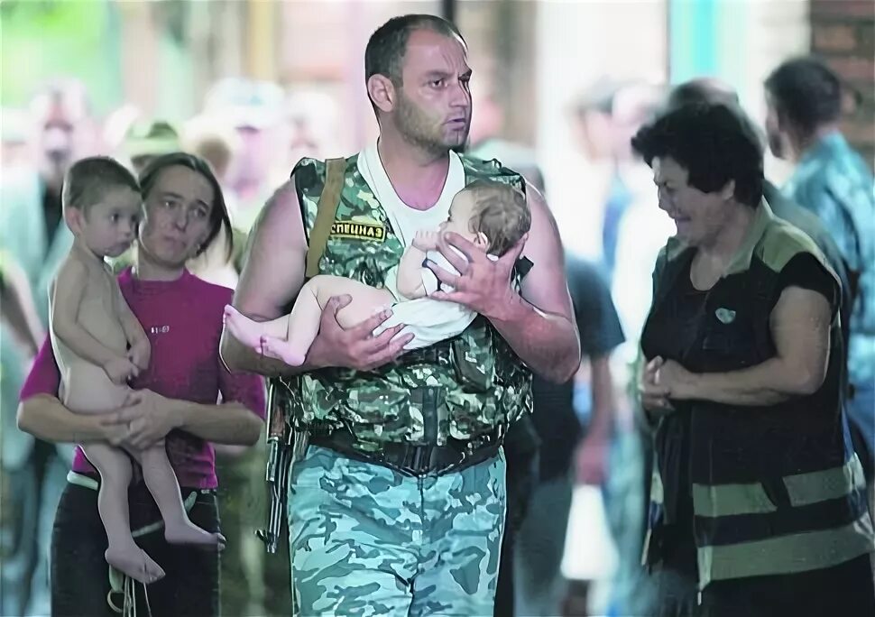 Спецназовец с младенцем Беслан. Спецназовец Эльбрус Гогичаев. Захват школы в Беслане 1 сентября.