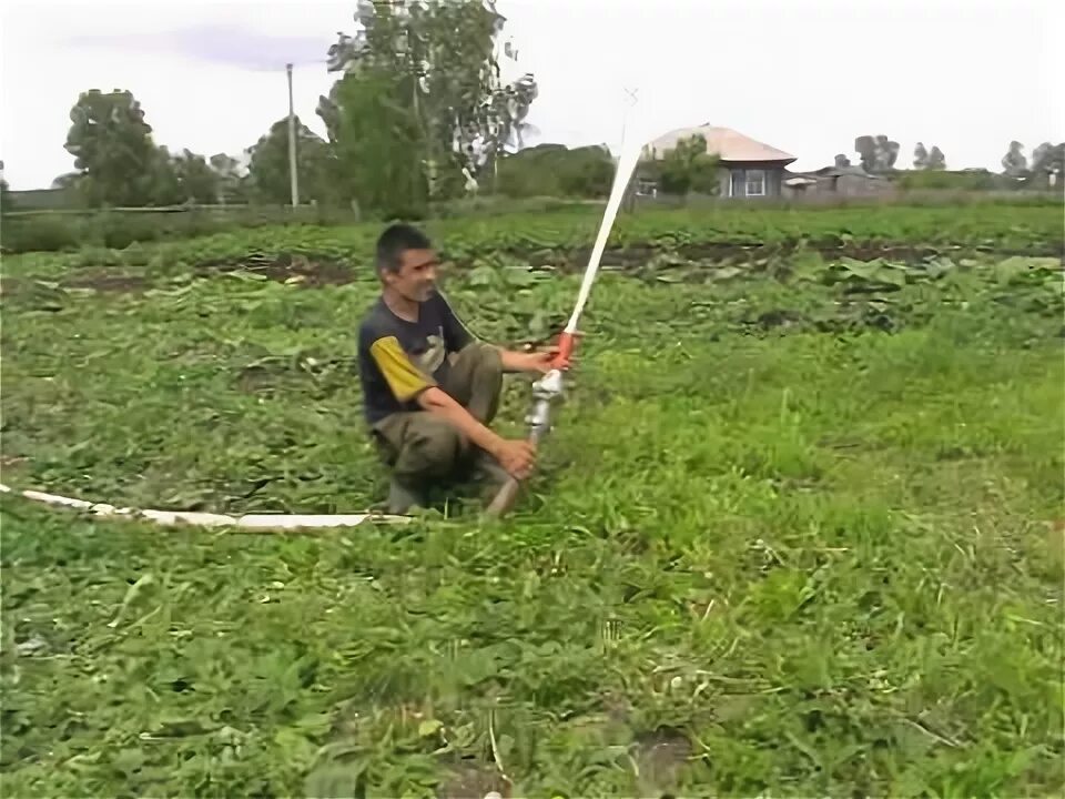 Самодельные поля. Поливалка для картофеля. Самодельные поливалки для картошки. Самодельная поливалка для картофеля. Полив для картофеля своими руками.