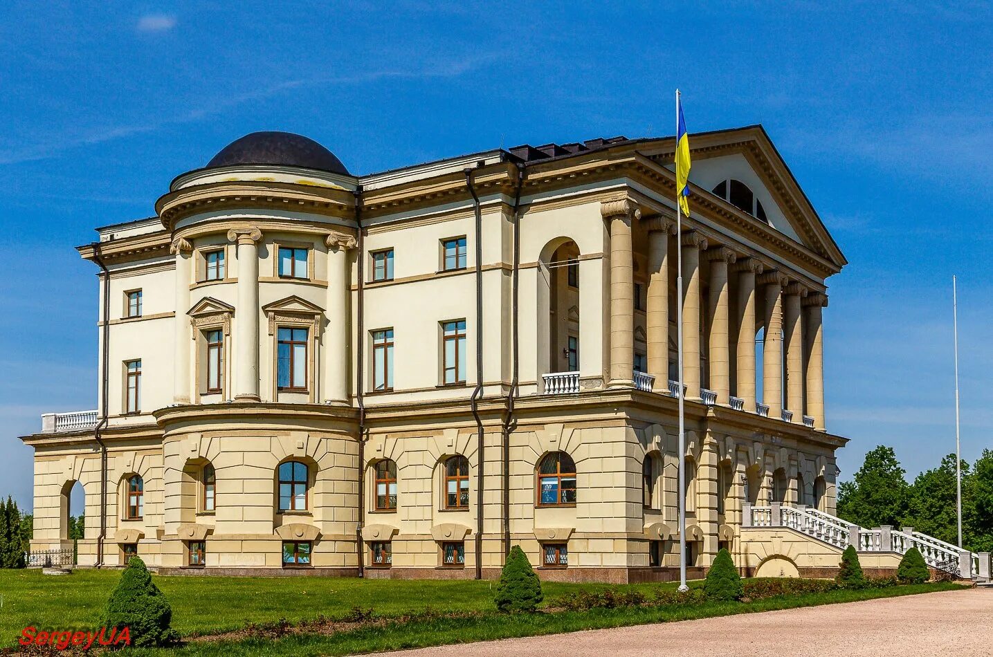 Здание построено в стиле классицизм