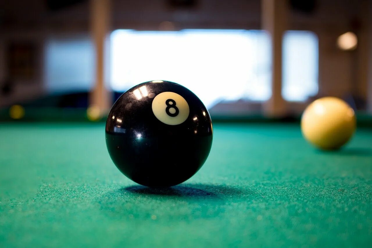 Бильярдный шар восьмерка. Шар для бильярда 8. Бильярд "8 Ball Pool". Бильярдные шары. На неподвижный бильярдный