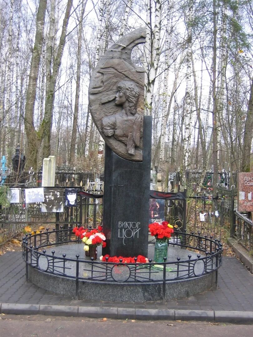Могила цоя в петербурге. Могила цоя в санкт-петербурге. могила виктора цоя на богословском кладбище в санкт-петербурге.