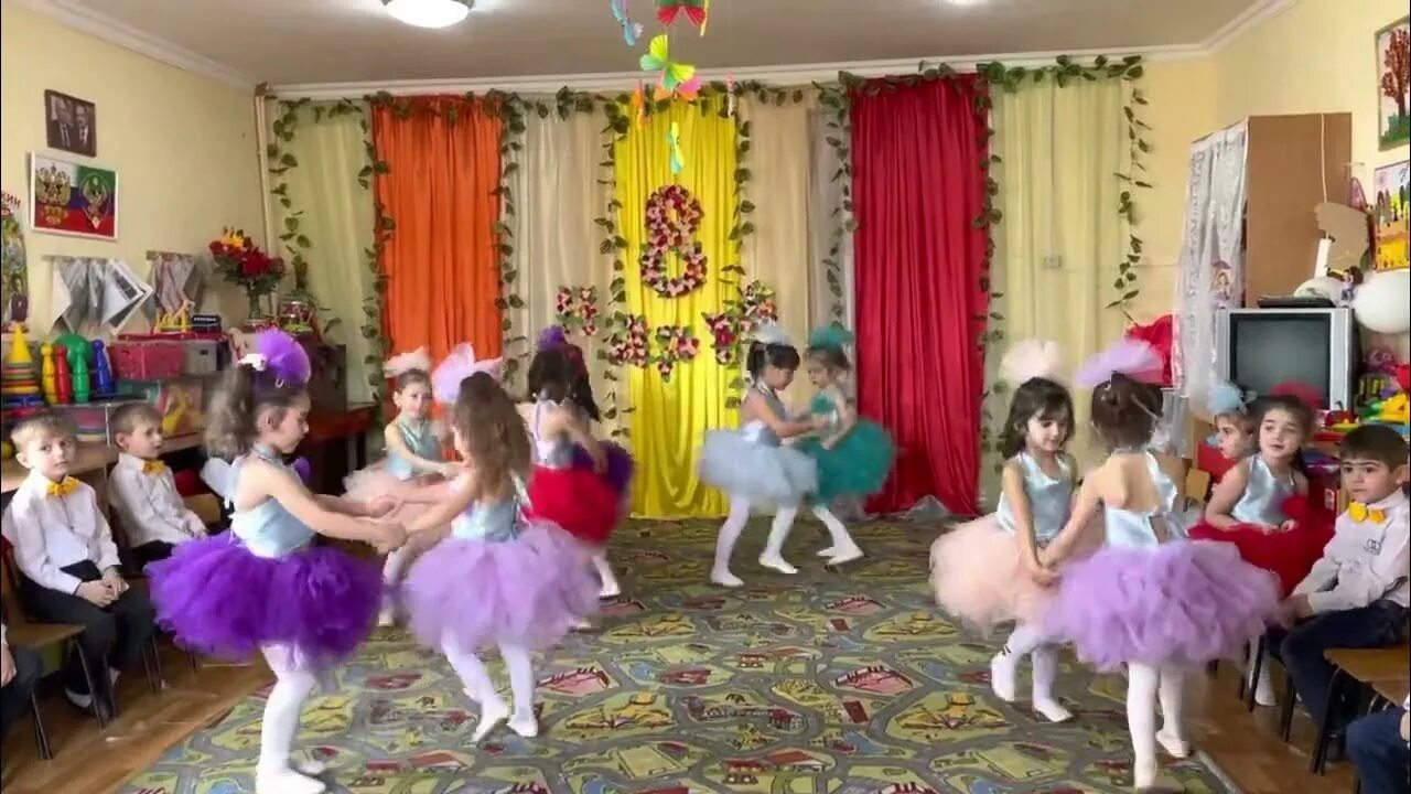 Танец мамочка моя в детском саду. Дети танцуют в садике. Девочки в детском саду. Танец на выпускной в детском саду. Танец с мамой по дорожке