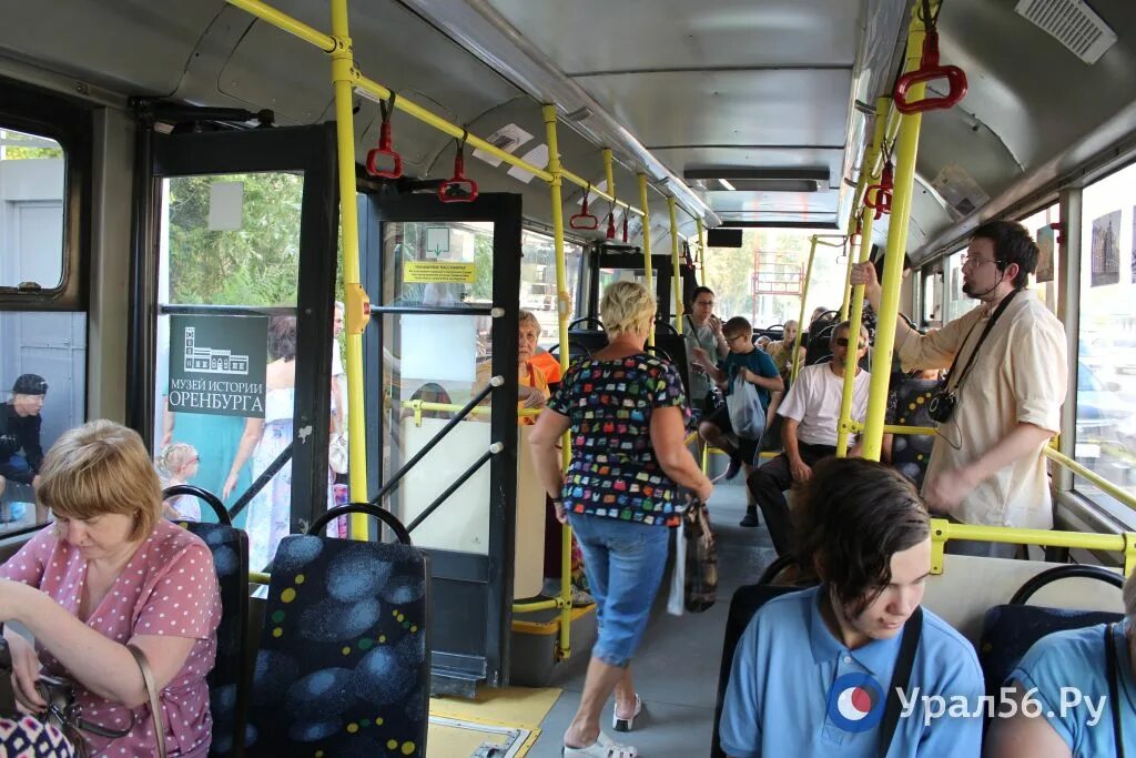 Пассажиры троллейбуса. Экскурсионный троллейбус. Салон троллейбуса с пассажирами. Троллейбусная экскурсия.
