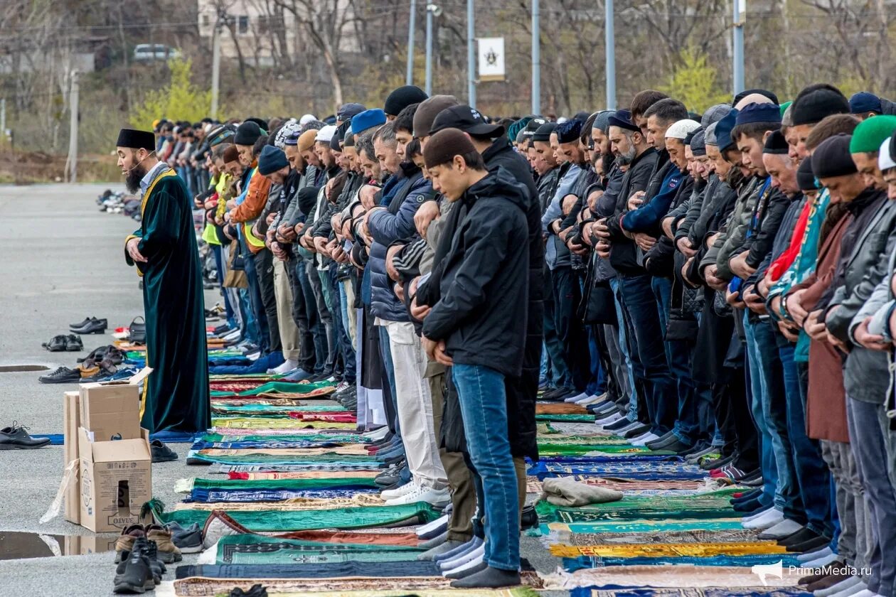 Какого числа отмечают праздник ураза байрам. Ураза-байрам 2023. С праздником Ураза байрам. Праздничный намаз. Ураза байрам празднование.