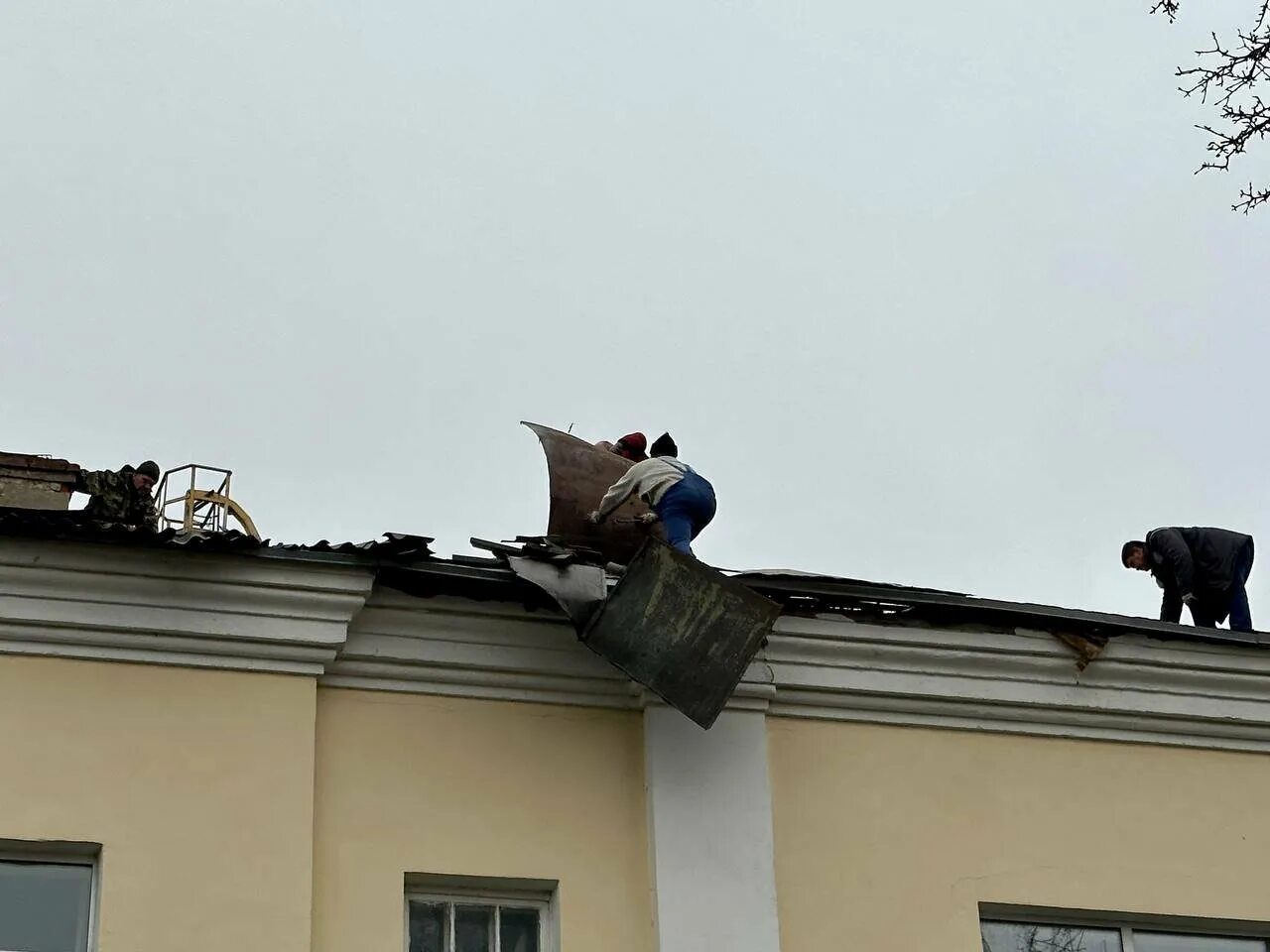 Шебекино разрушения. Дом на крыше. Разрушение дома города. Шебекино Белгородская область обстрел. Жесть белгород новости обстрел