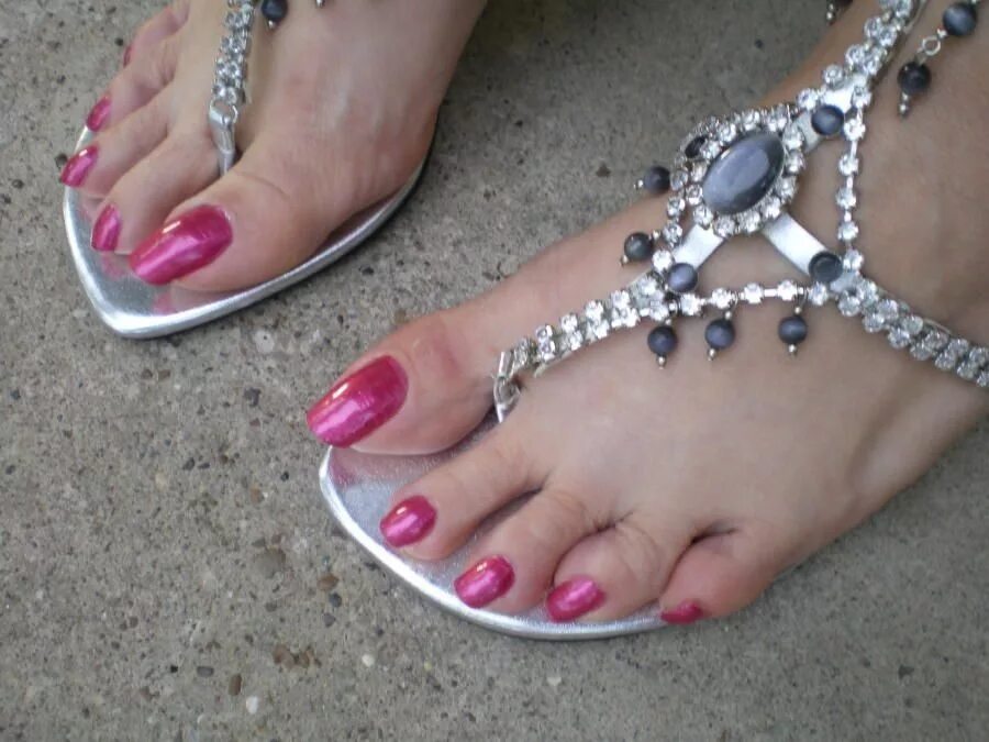 Long toenails. Удлиненные ногти на ногах. Красивые длинные ногти на ногах. Длинный педикюр в туфлях. Длинные ногти на ногах у женщин.