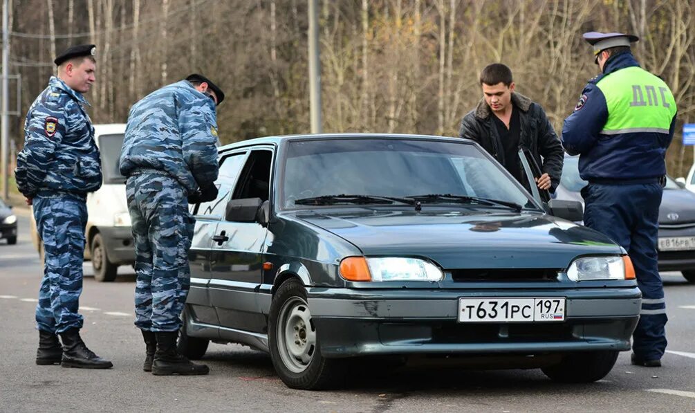 Досмотр гибдд. Обыск автомобиля. Досмотр автомобиля. Полиция досмотр авто. Осмотр автомобиля полиция.