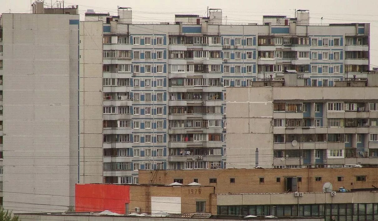 Проспект Кирова 4. Многоквартирный жилой дом, строение 1983 года. Балконы п-101.