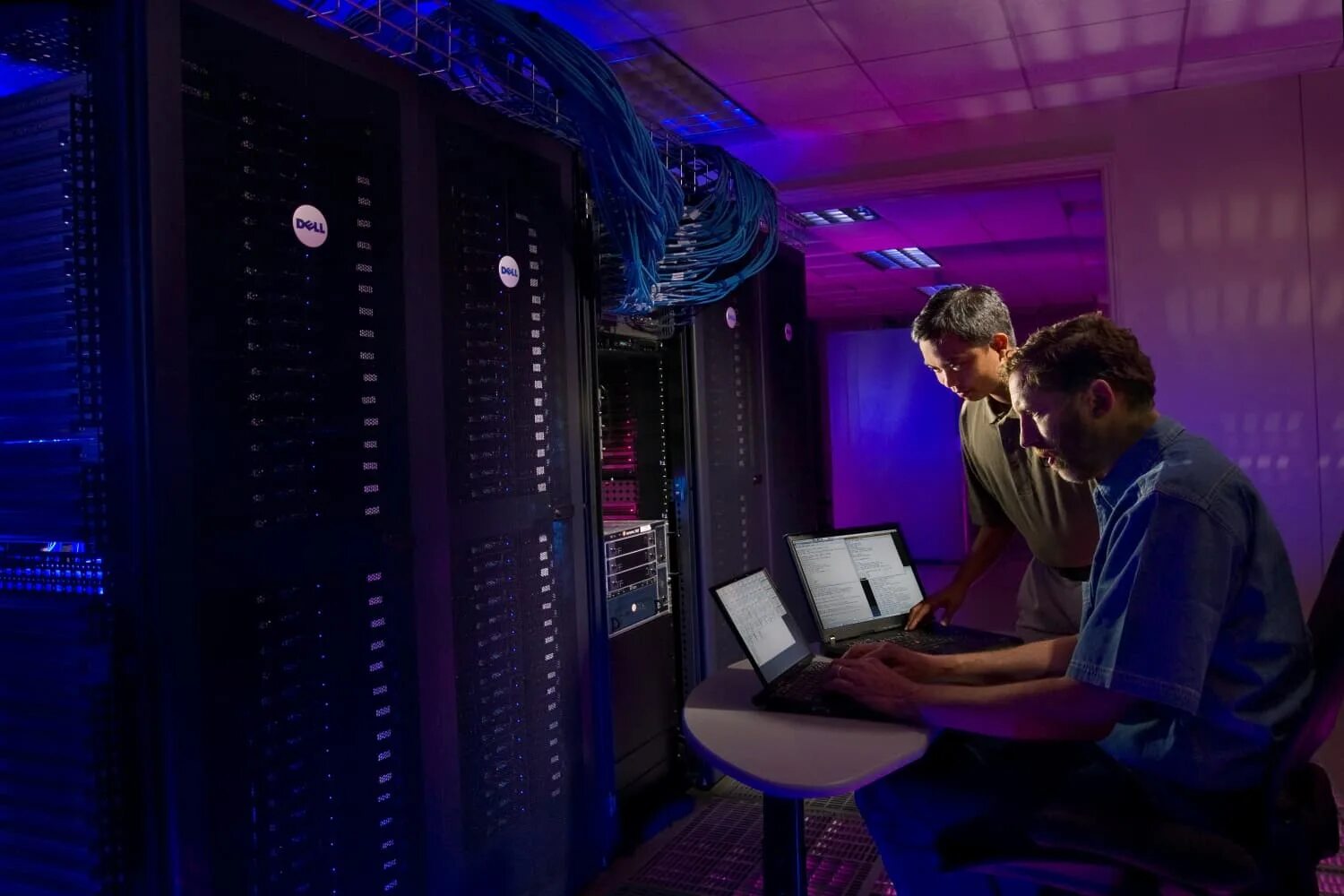 Компьютер с windows server. Информационные технологии. компьютер в офисе. компьютерные системы и комплексы. компьютеры.