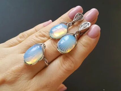 Лунный камень кому подходит