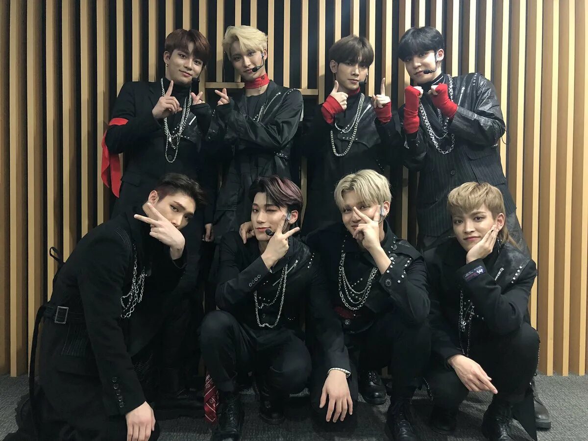 Answer ateez. K pop группа ateez. группа ateez hala hala. ateez halazia. ходжун ateez.