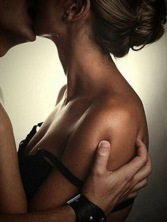 Женщины для удовольствия. Взял девушку в теле. Парень и девушка у стены. Любовь и страсть. Страстный человек.