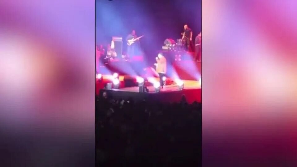 Ноли погибают на сцене. Группа король и шут концерт. Экран упал на сцене на танцора. Музыкальной сцены пейзаж. Vma mtv дизайн сцены.