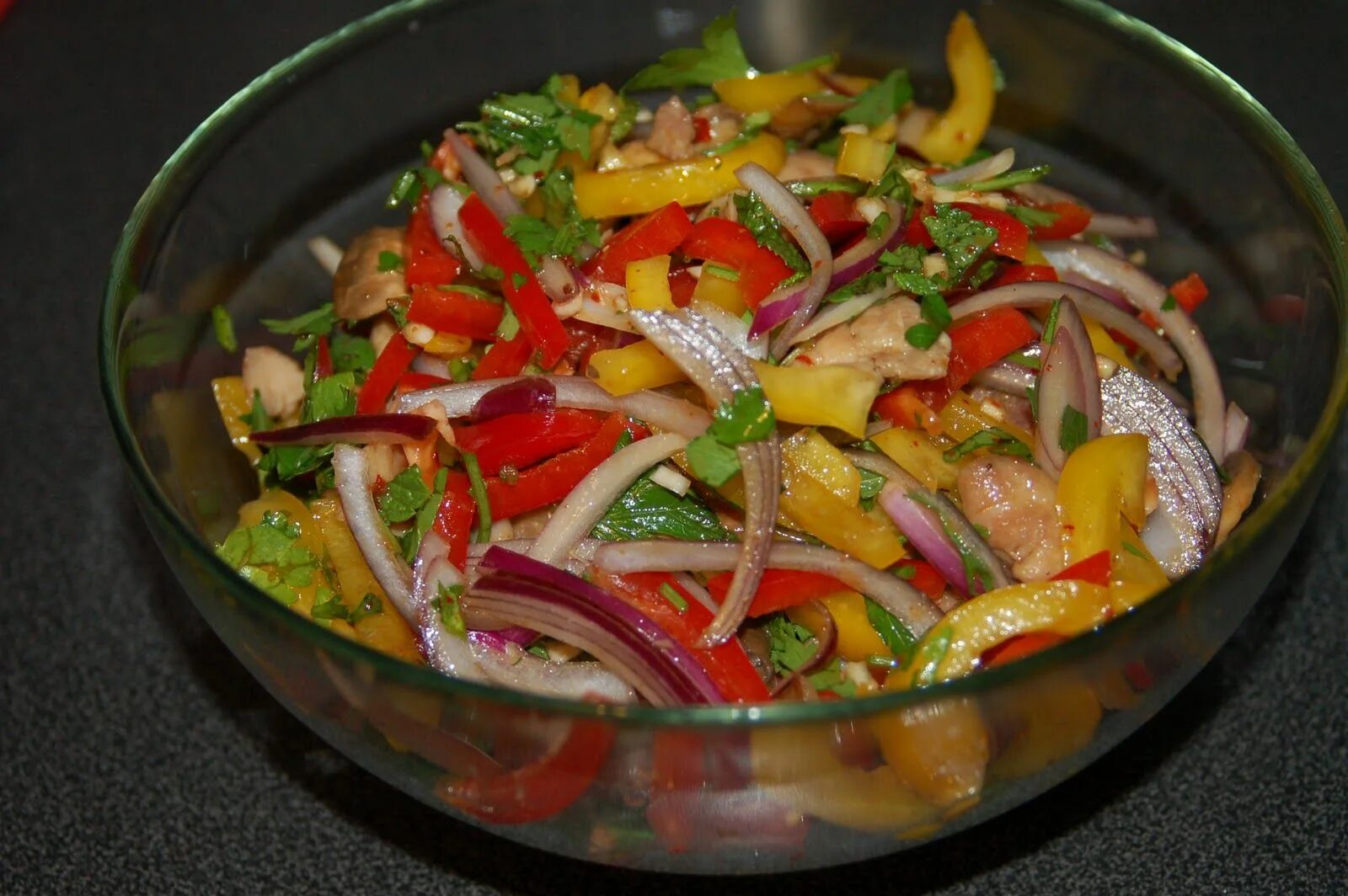 Овощной салат. Салат с болгарским перцем. Салат с болгарским перцем и курицей. Тайский салат овощной.