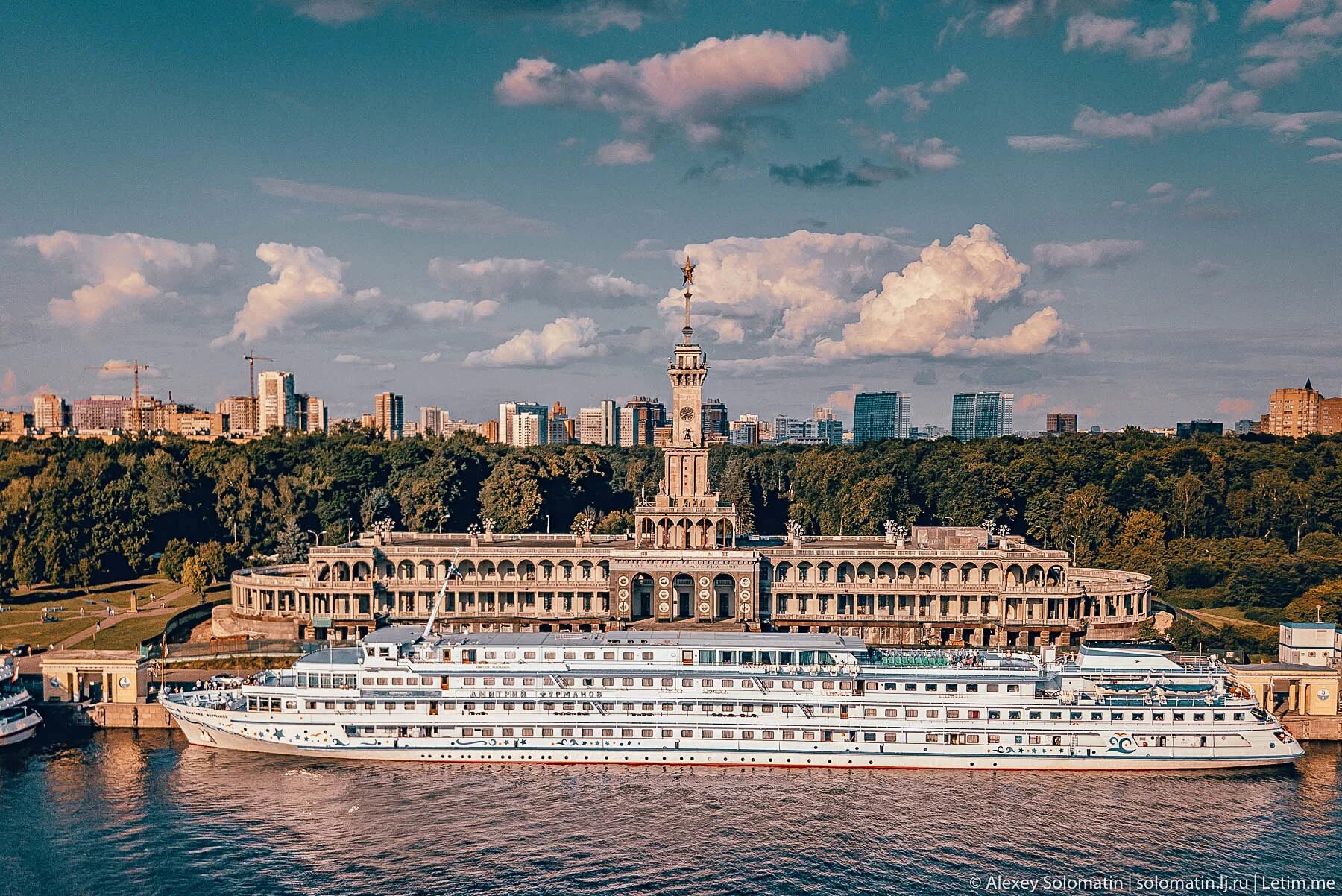 Путешествовать на теплоходе. Речной вокзал Москва круизы. Речные круизы на теплоходе. Речной вокзал Москва лайнеры. Круизные речные лайнеры в Москве.