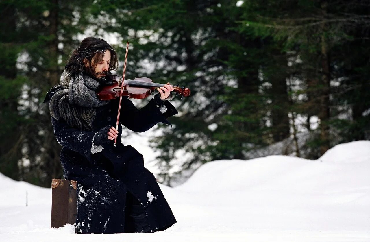 Зима музыка автор. Музыканты в лесу зимнем. Скрипач зимой. Музыканты зимой. Скрипка зима.