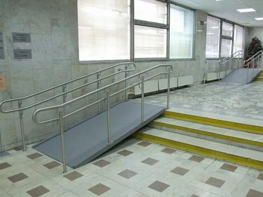 пандус внутри здания. пандус внутри. поручни для маломобильных групп на лестницах. пандус внутри здания доступная среда. лестница с пандусом для инвалидов.