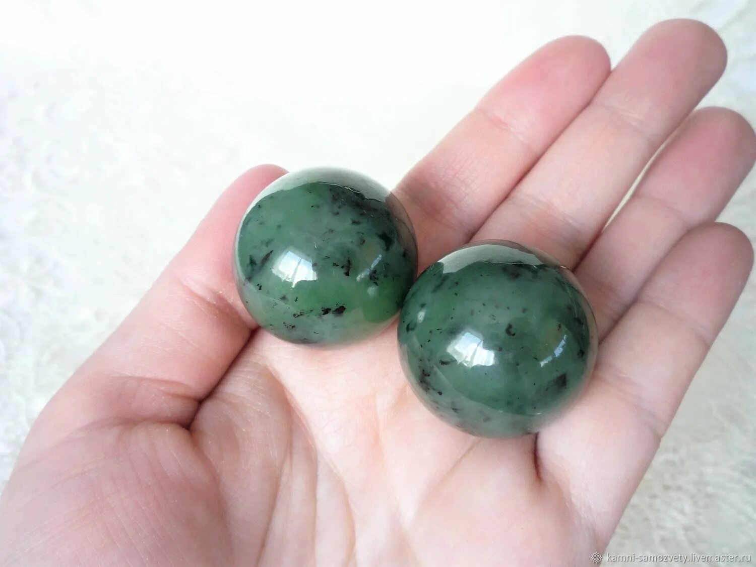 Нефрит галтовка. Нефрит красивые фото. Жадеит, агат. Зеленый камень похожий на нефрит. Авантюрин джейд.