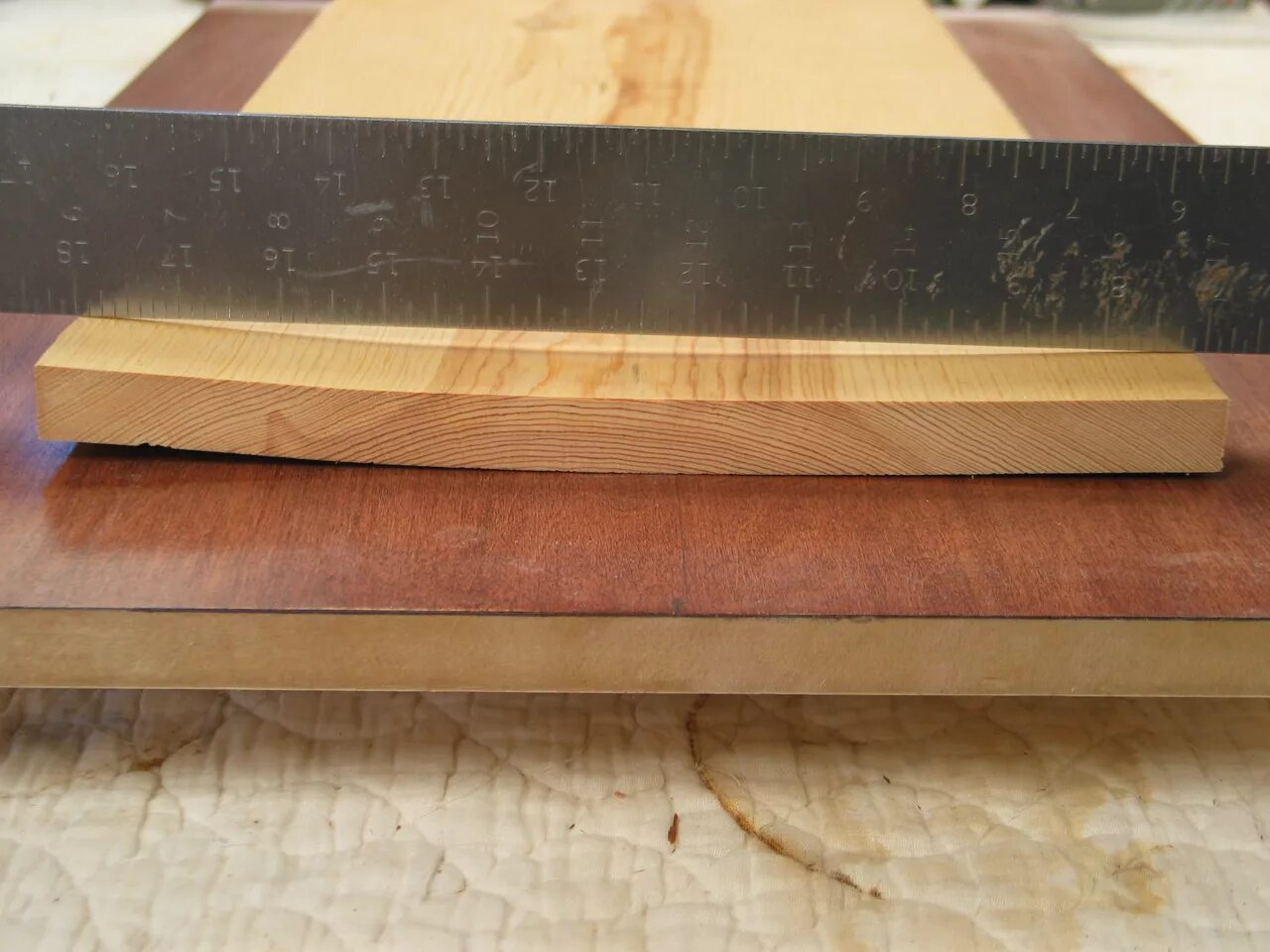 Красивое тело. Девушка на четвереньках. Марджариасана поза кошки. Helen semenova фотосессия. Люди и ламинат.