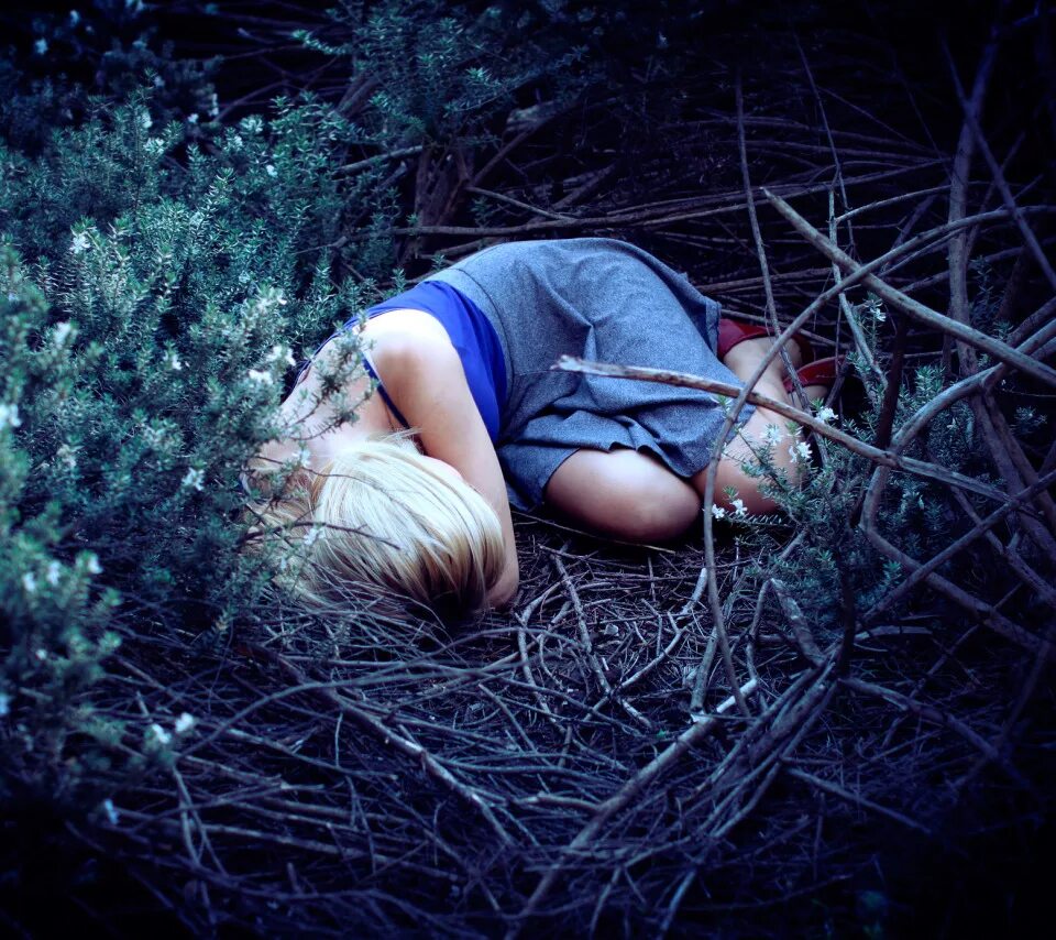 Насилование девочек в лесу. Мрачные фотосессии. Затащили девушку в лес. Сумерки фотосессия. Затащили девушку в лес.