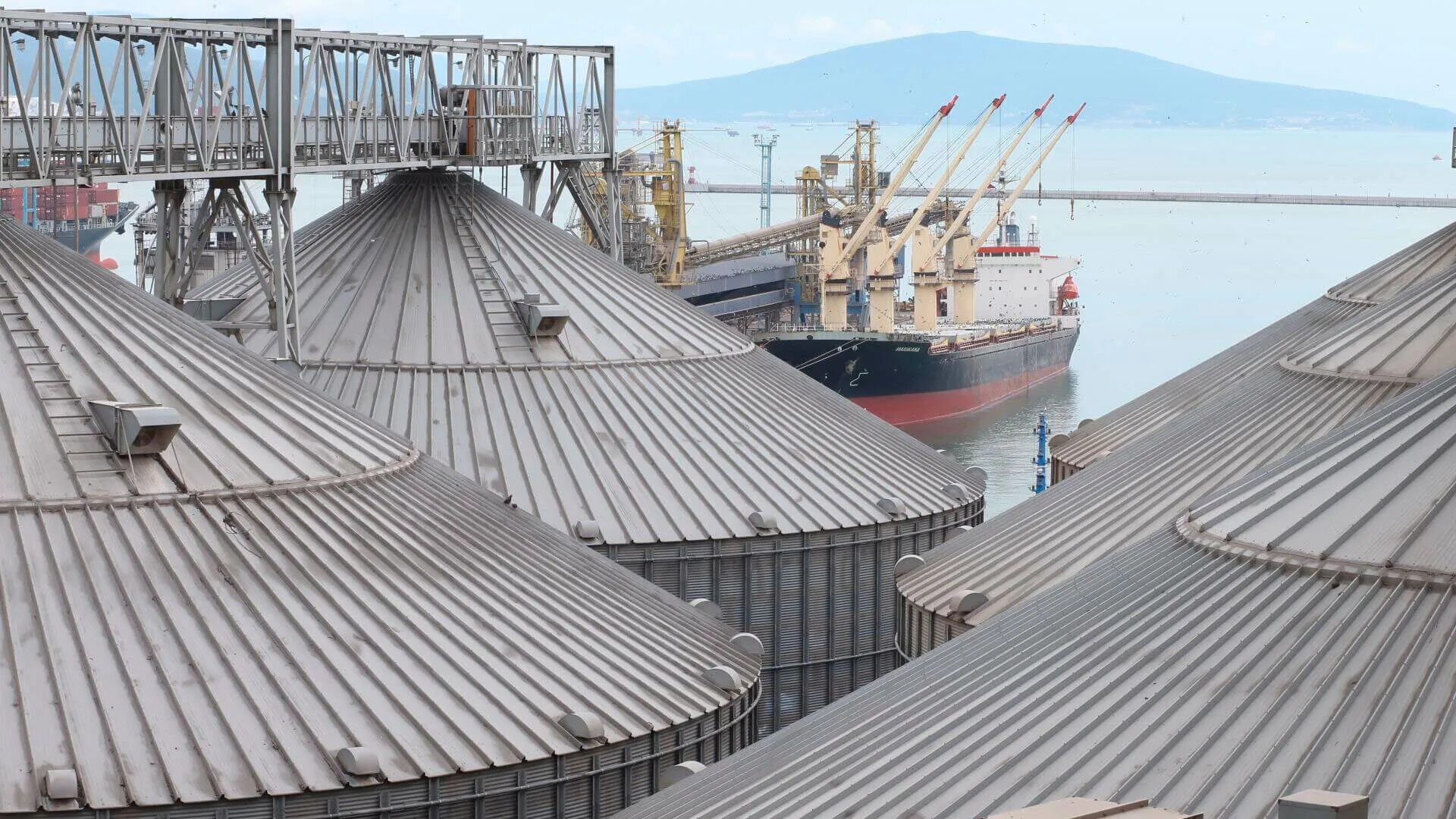 Импорт нефти китая по годам. Общий объём перевозок грузов. Лидеры производства нефти. 2001 млн тонн. Миллионная тонна угля.