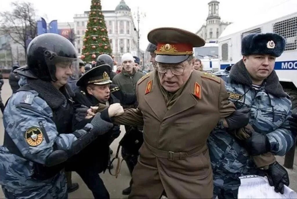 Демотиваторы про войну. Демотиваторы про офицеров. Но ведь солдат не виноват