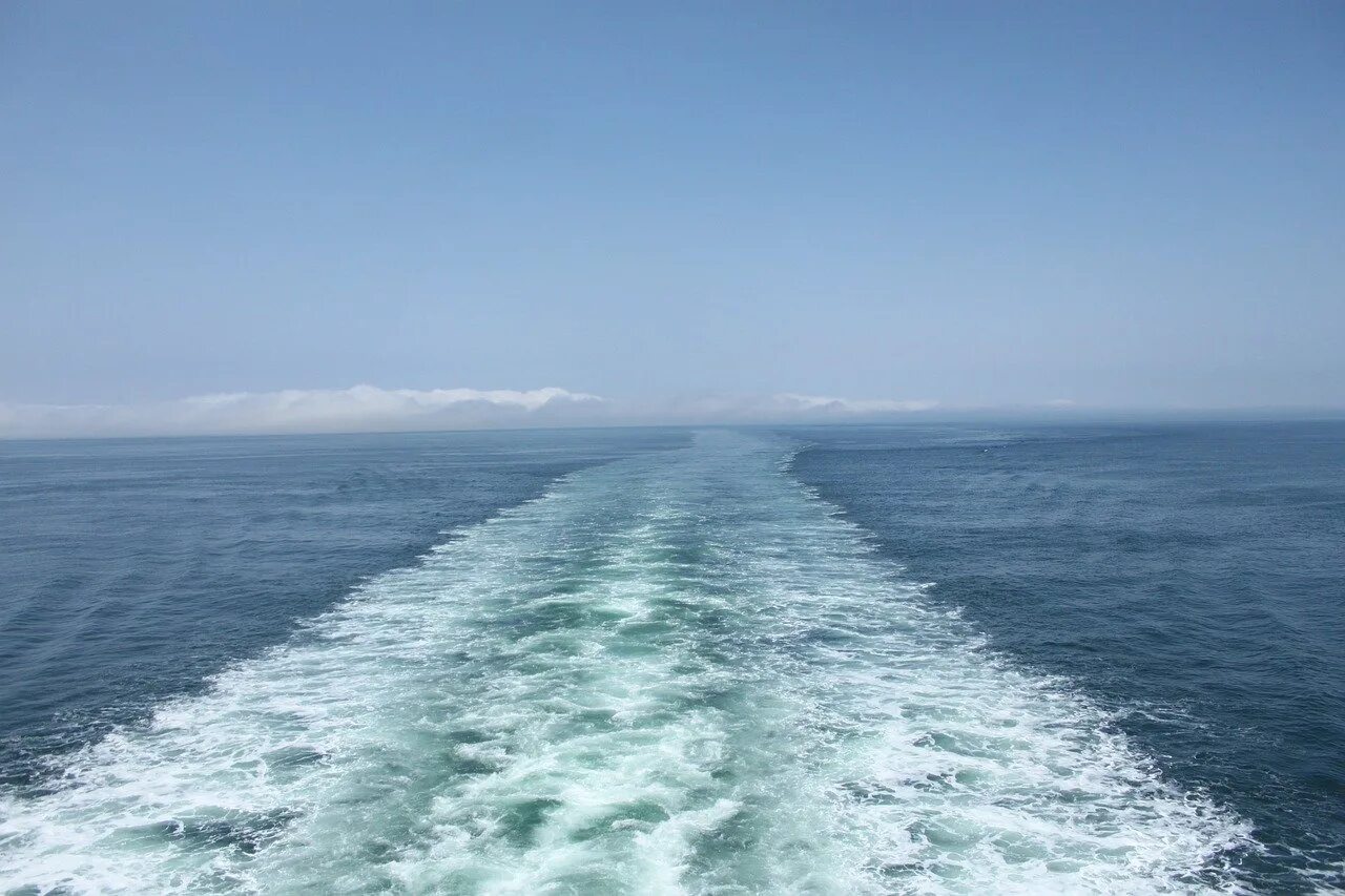 Водоворот мальстрем в норвежском море. Мыс гренен галоклин. Вода в атлантическом океане. Гольфстрим и лабрадорское течение на карте. Движение атлантического океана.