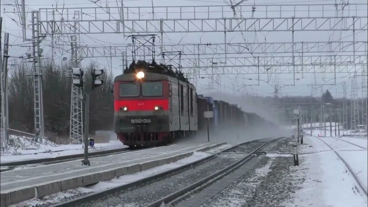 Электричка берендеево александров. Грузовой электропоезд вл 10 с грузом. Электропоезд вл 549. Грузовой электропоезд. Берендеево Александров электричка.