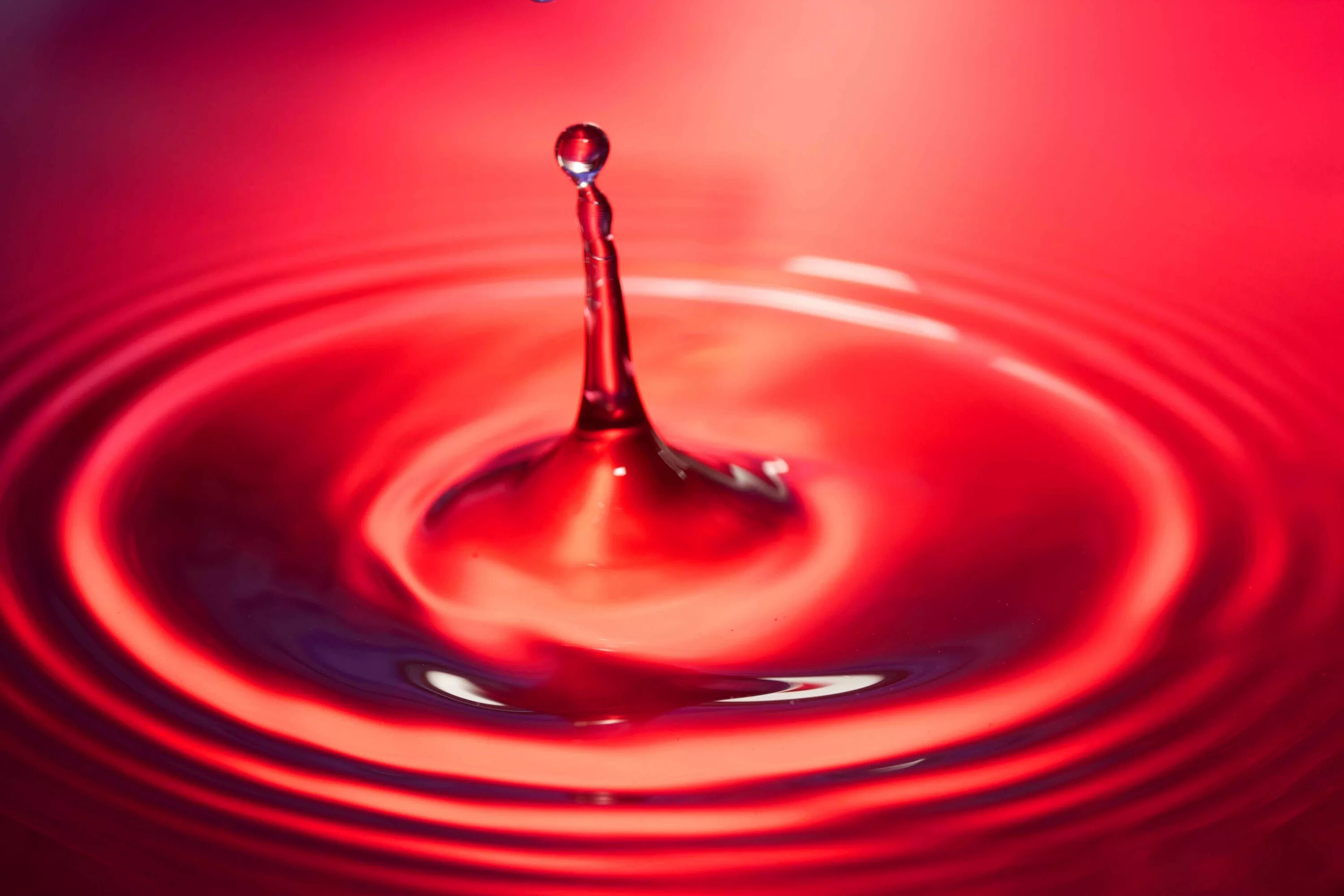 Покажи красную воду. Красная вода. Красное отражение на воде. Водоснабжение красный цвет в. ГАЗ-вода в красных тонах.
