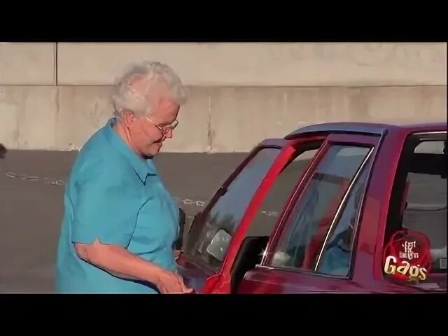 Бабушка под машиной