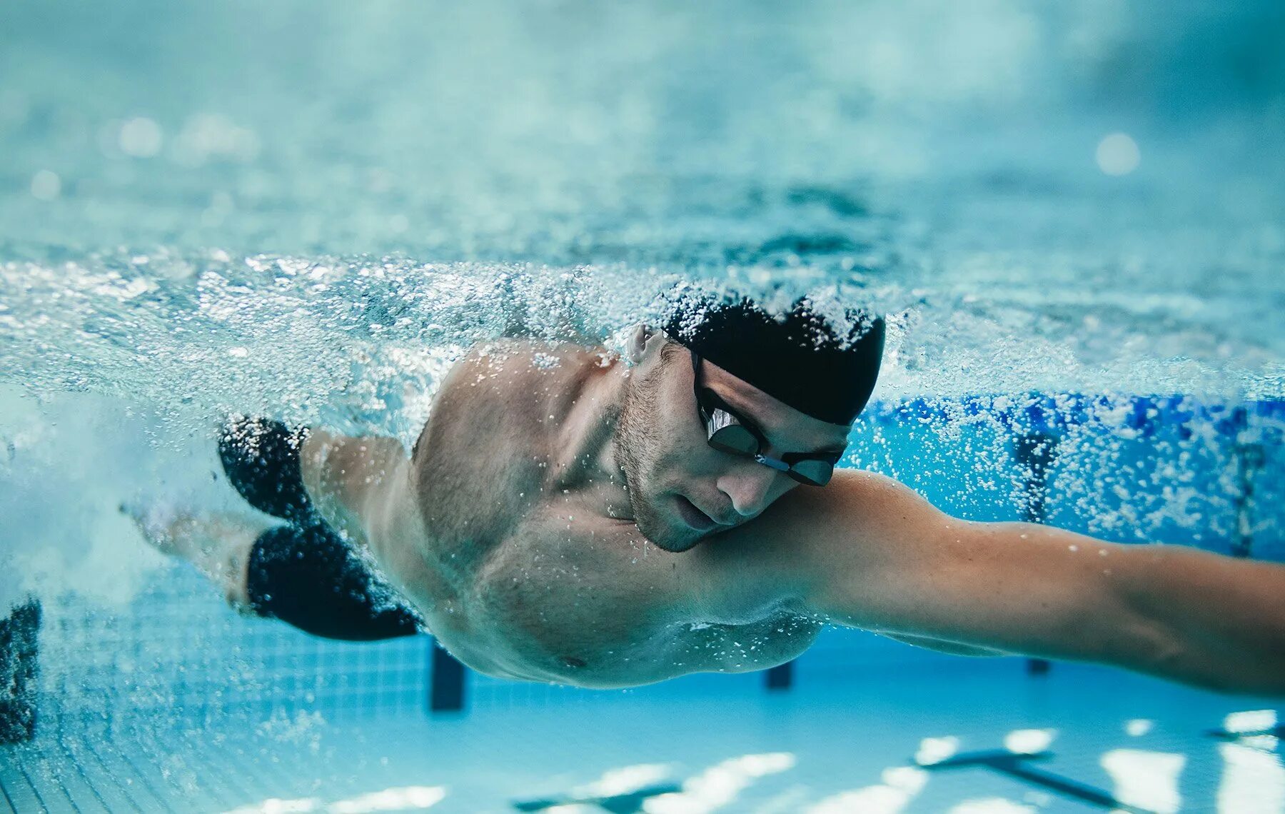 Слово плавец или пловец. Пловец. Плавание. Мужчина плавает в бассейне. Спортсмены в бассейне.