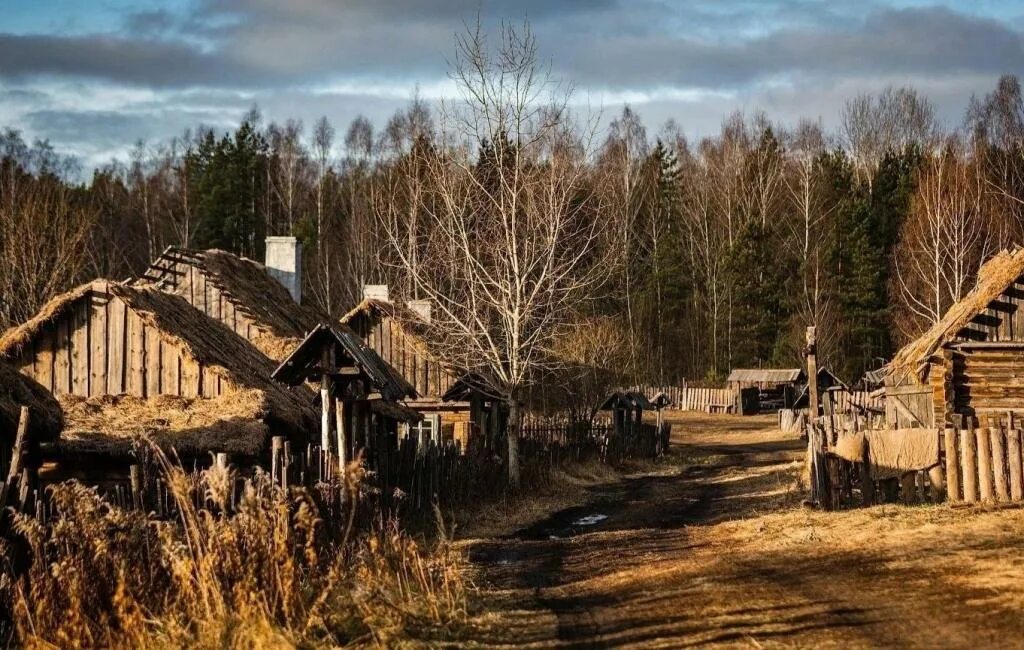 Брошенные земли россии. Деревня Каменка Смолевуд. Заброшенные деревни поселки. Заброшенные деревни заброшенная деревня. Заброшенные деревни Белоруссии.