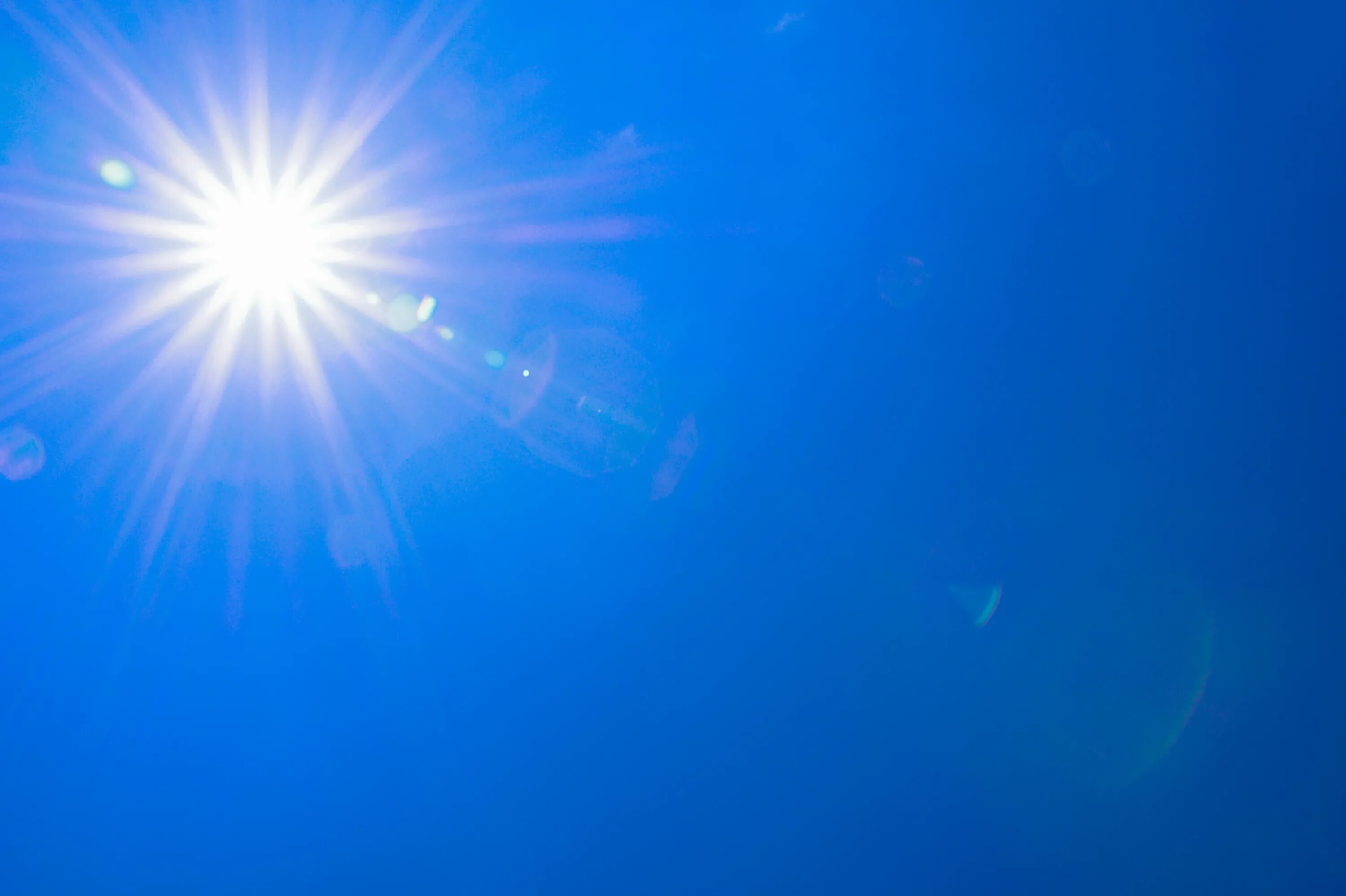 Голубое небо. Голубое море и солнце. Самая большая звезда r136a1. Солнце голубого цвета. Солнце на голубом небе.