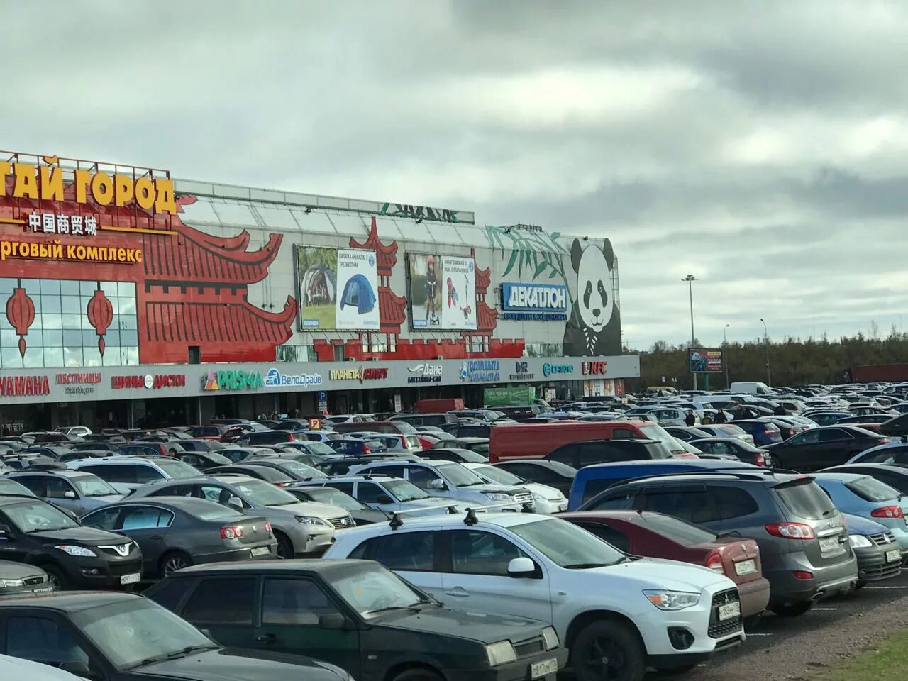 Город на выборгском шоссе. Китай город Парголово. Торговый центр Китай город Санкт-Петербург на Выборгском шоссе. Китай город торговый комплекс. Китай-город СПБ торговый комплекс.