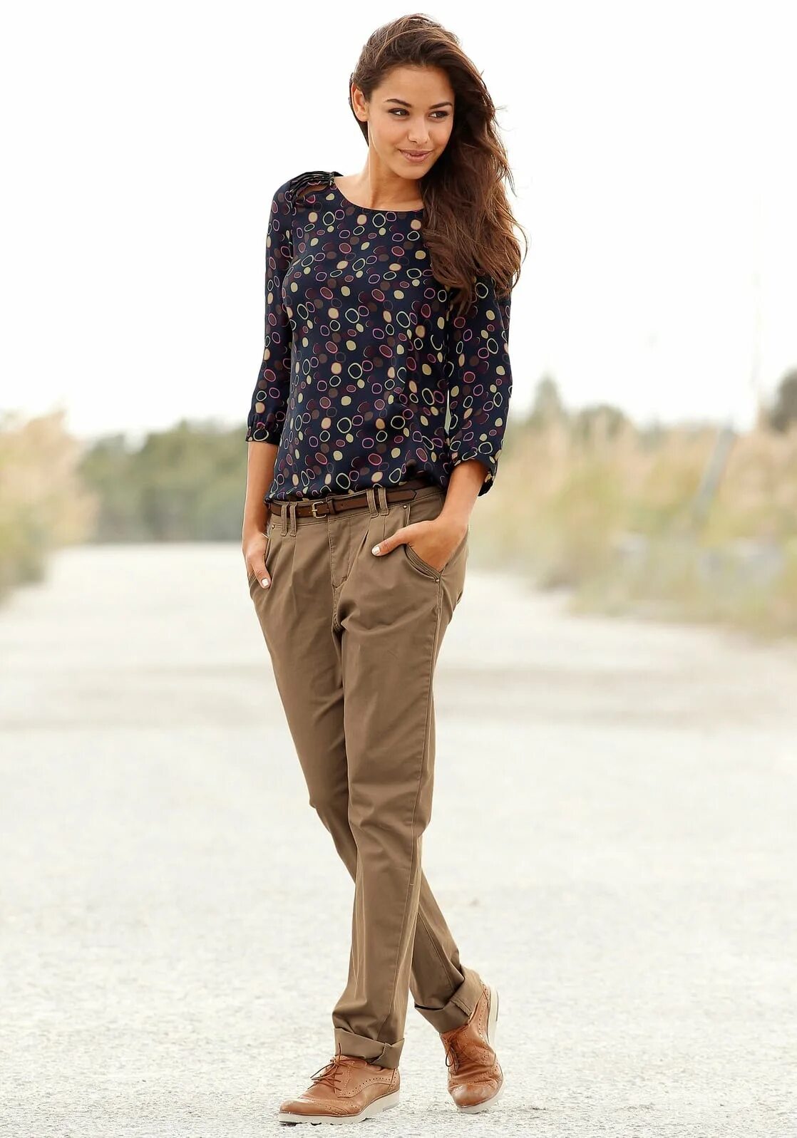 повседневный образ. кристина базан в брюках. красивые повседневные образы. повседневная женская одежда. элегантный повседневный стиль.