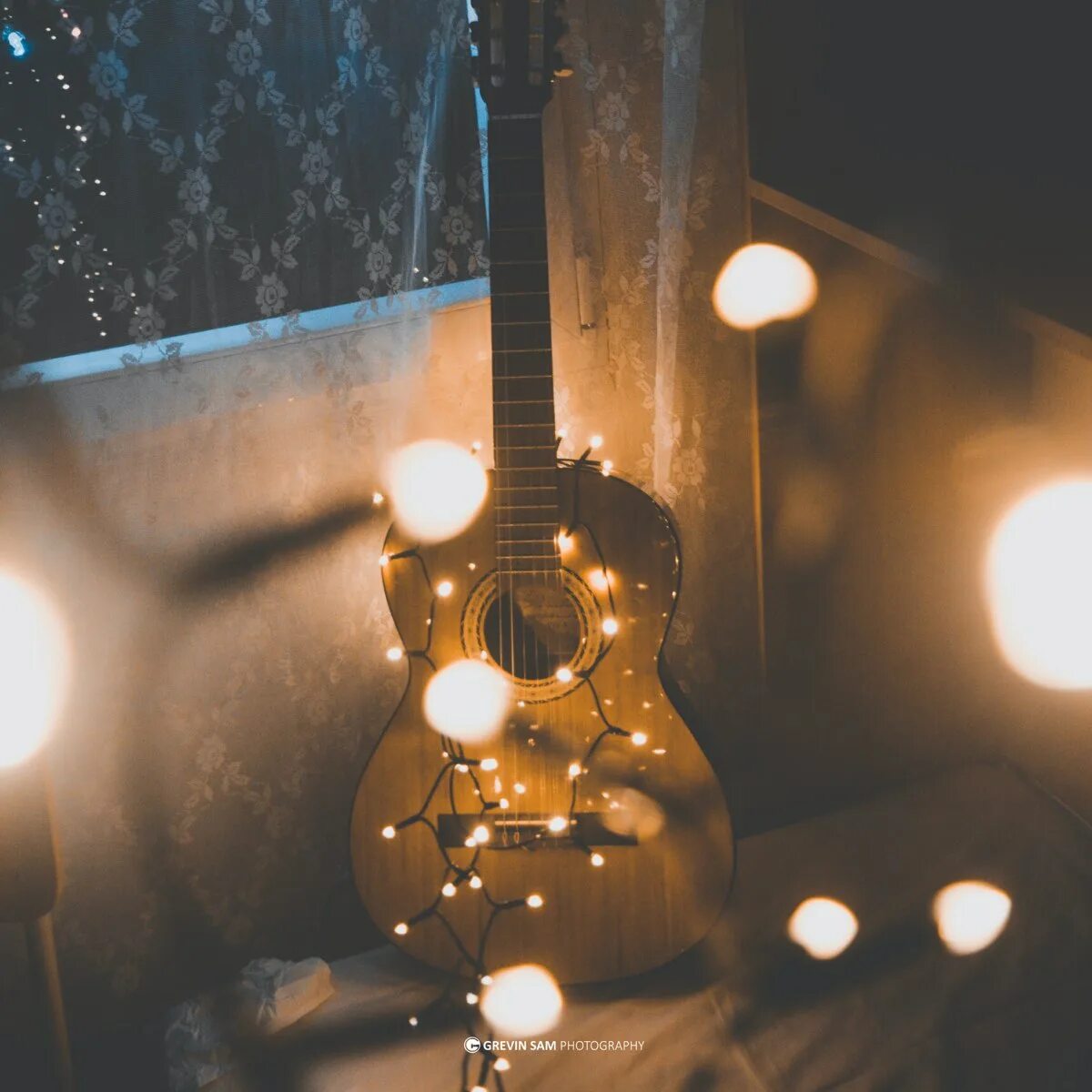 В этот звездный вечер только гитара. Гитара с гирляндой. Вечер с гитарой. Гитара ночь. Гитара атмосферно.