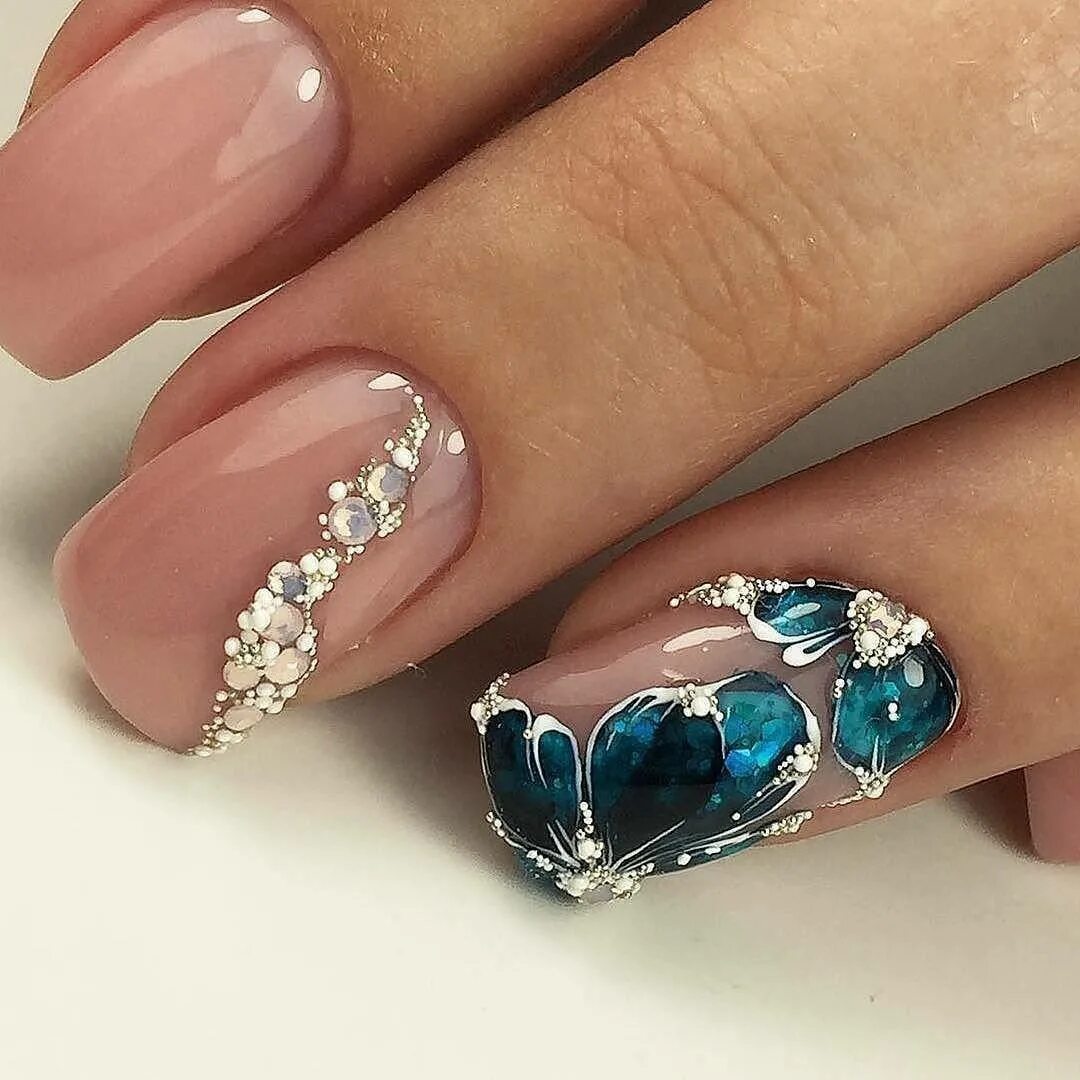 Маникюр с камушками. Ногти с камушками. Роскошный маникюр. Красивые ногти с камнями. Маникюр с камнями.