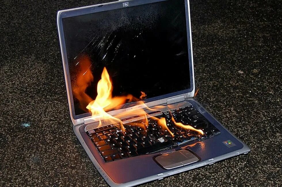 Разрушать пк. Разбитый ноутбук. Сломанный ноутбук. Горящий ноутбук. Сгоревший ноутбук.
