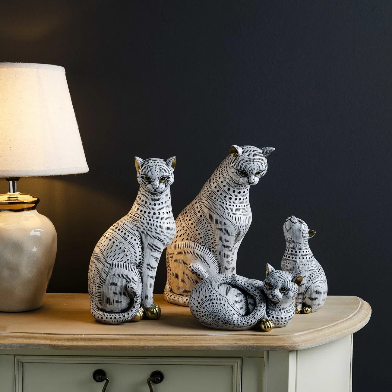 Cat dz201. Деревянные статуэтки кошек для интерьера. Модные статуэтки в интерьере. Статуэтки животных в интерьере гостиной. Необычные расцветки фигурок кошек.