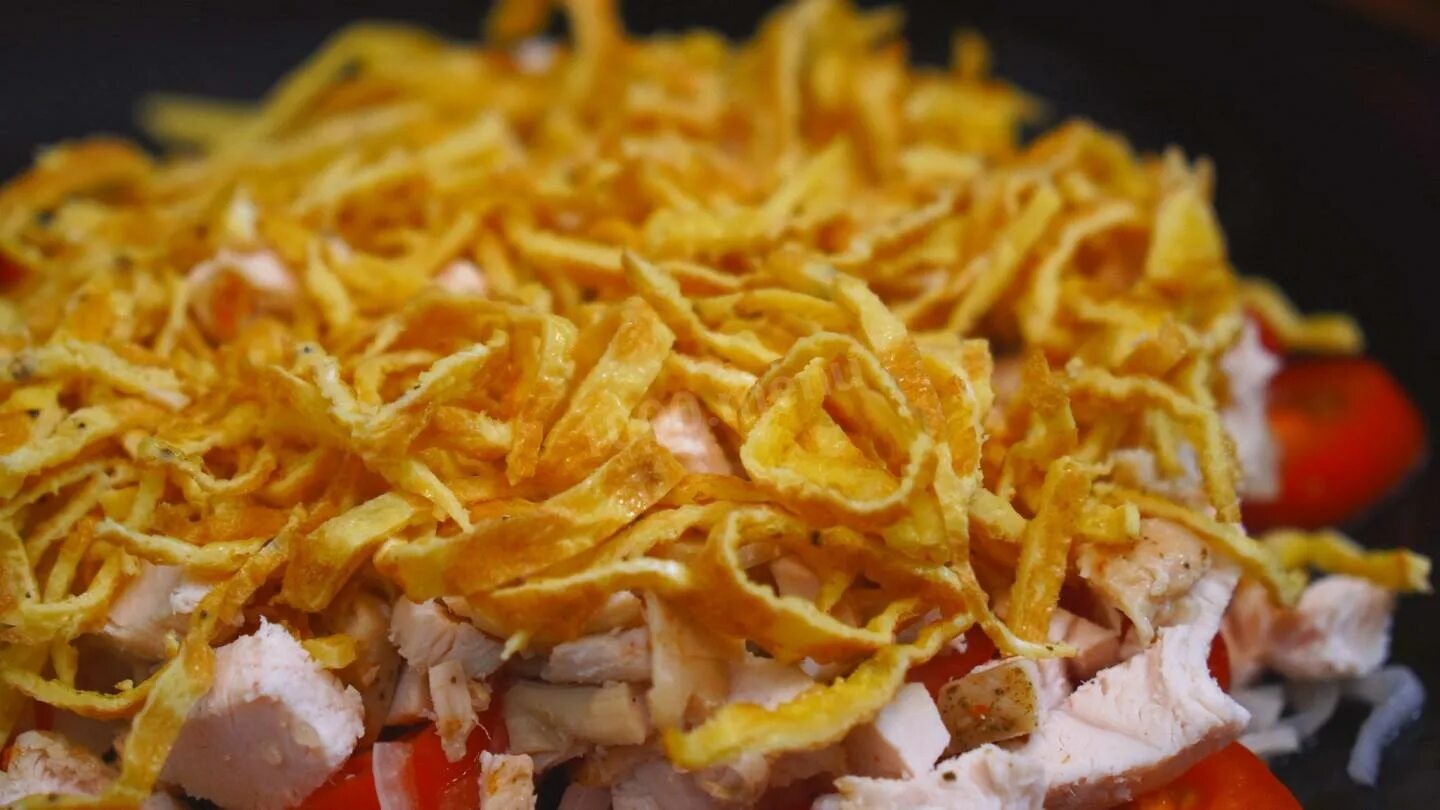 Салат соломка с копченой курицей. Салат с копченоймкурицей. Салат с блинчиками и курицей копченой. Салат соломка с копченой курицей. Салат с блинчиками и курицей копченой.