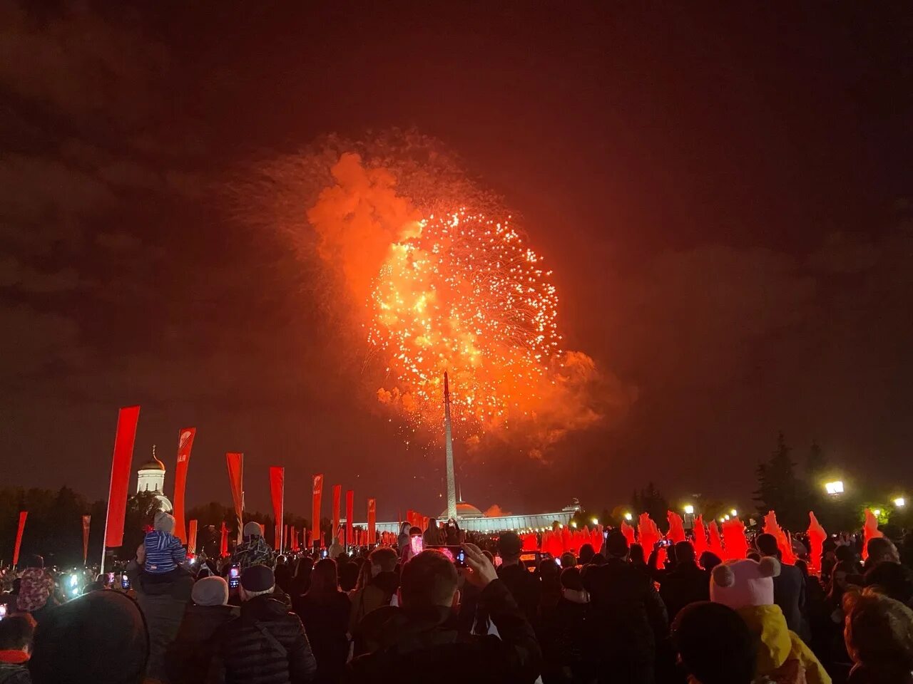 Почему сегодня салют. Фон салют 9 мая. Где сегодня будет салют в Химках.