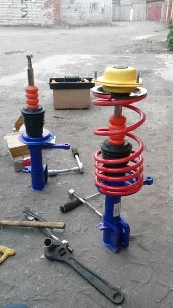 Передняя стойка шевроле авео т250. Сборка передней стойки ваз 2112. Передняя стойка ваз 2112 сборка. Задние стойки ваз 2112. Сборка стойки на ваз 2112.