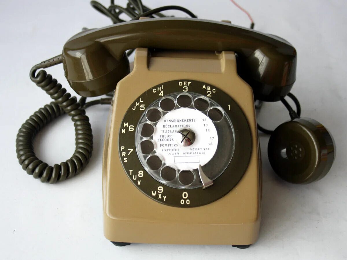 Крым телефон стационарный. Телефон 80-х. Домашний телефон 80-х. Мобильник из 80х. Стационарный телефон 80х годов.