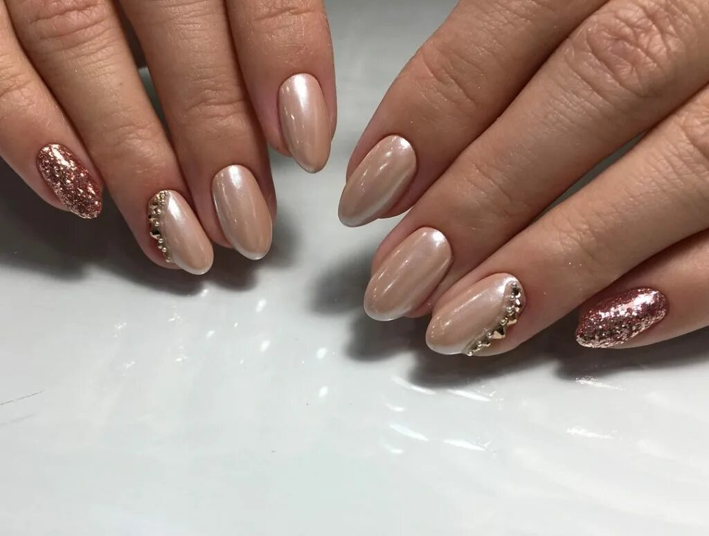 перламутровые ногти дизайн. жемчужная втирка френч. ногти перламутр. ногти 2023 перламутровые. маникюр 2022 втирка жемчужная.