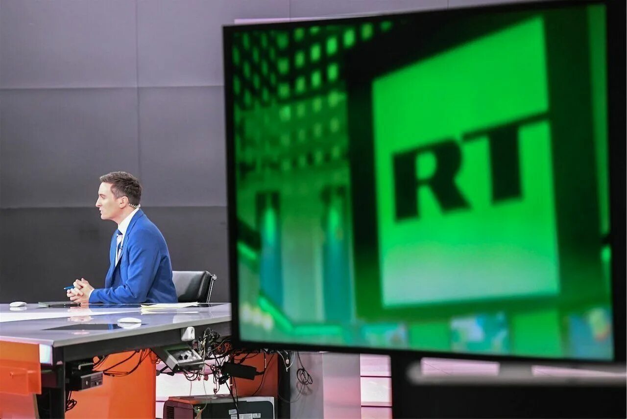 Включи новостной канал. Корреспонденты раша тудей. раша тудей журналисты. российский канал rt. russia today студия.