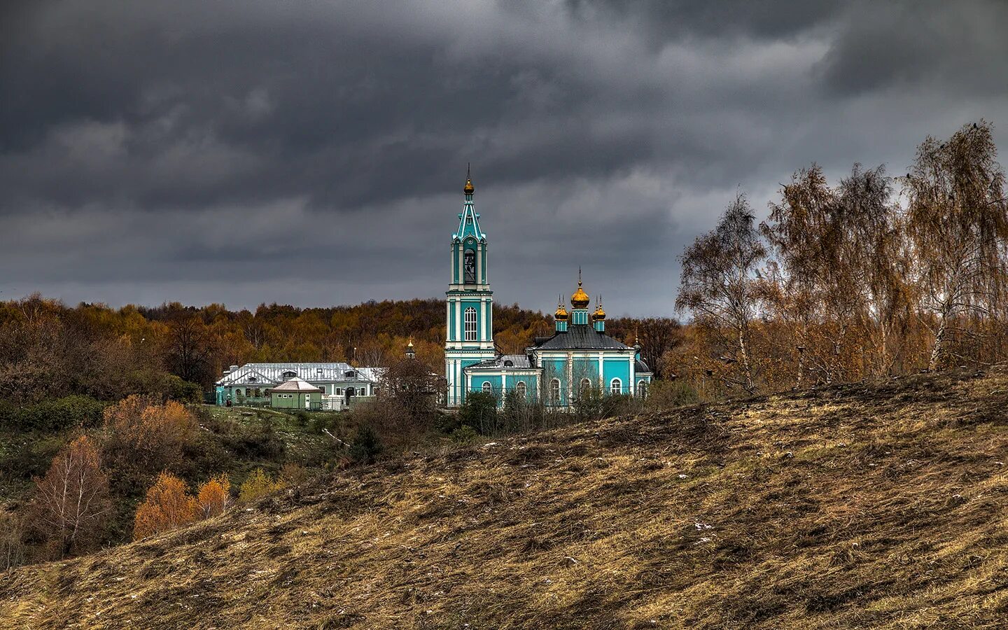 Церковь на холмах. Храм Рождества Богородицы в Крылатском. Церковь Рождества Пресвятой Богородицы в Крылатском. Храм Крылатские холмы. Церковь в Крылатском на холмах.