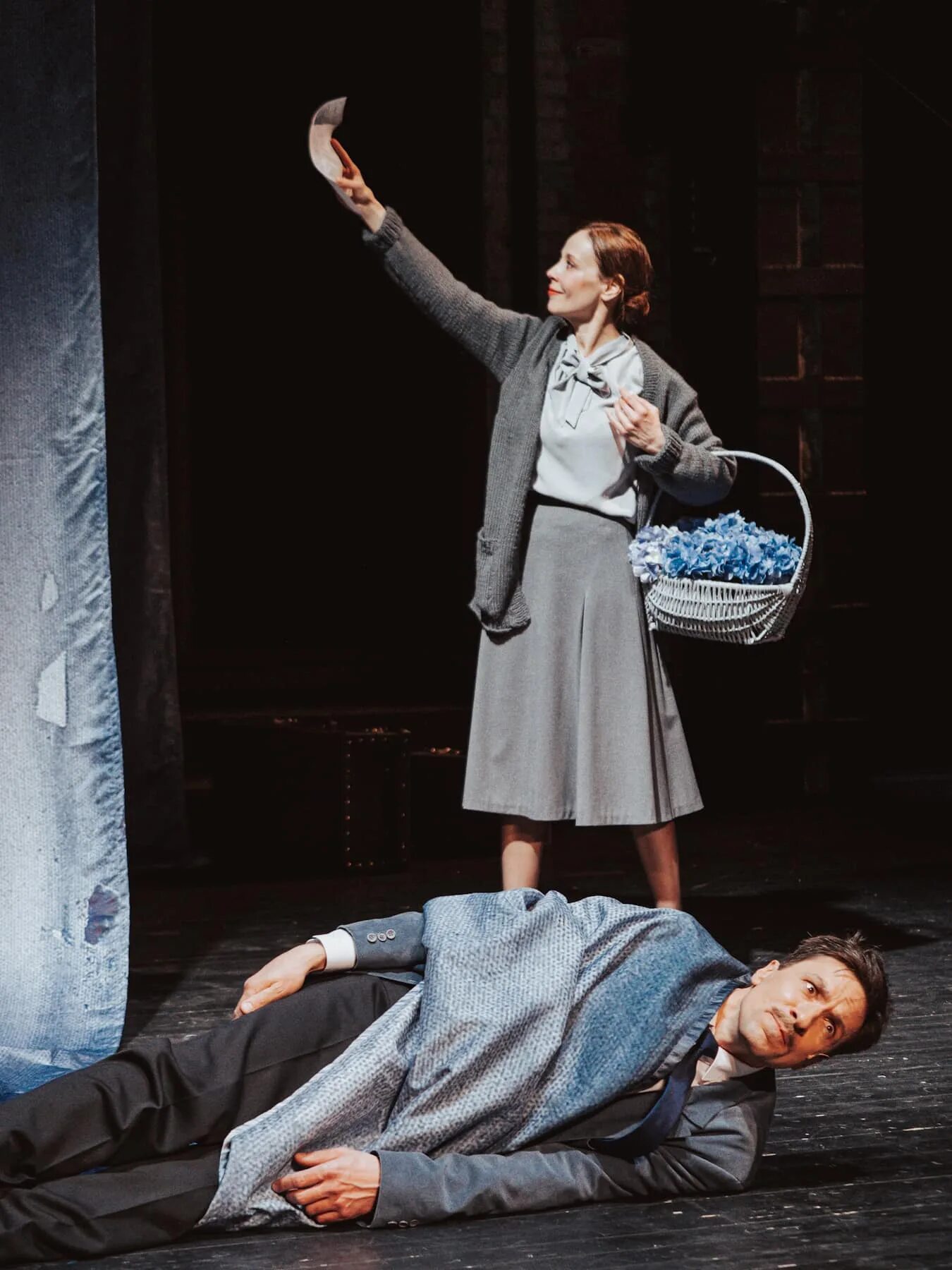 спектакль театра вахтангова "обещание на рассвете".