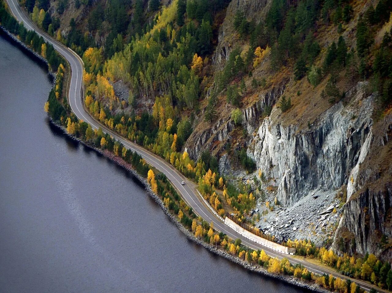 Какая линза встречается по дороге из саяногорска. Дорога Саяногорск Черемушки. Трасса Саяногорск Черемушки. Хакасия Енисей Саяногорск. Черемушки Саяно Шушенская ГЭС.