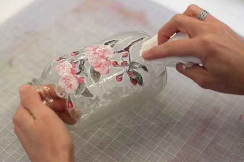 Техники декорирования изделий. Техники декорирования предметов. Декупаж стеклянной банки для начинающих. Декупаж для начинающих пошагово. Пошаговое декорирование стеклянной посуды.